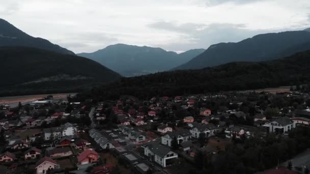 Villaggio di montagna con cottage circondato da Alpi in Francia. Drone che vola nella valle delle montagne. Comune Doussard drone vista colpo — Video Stock