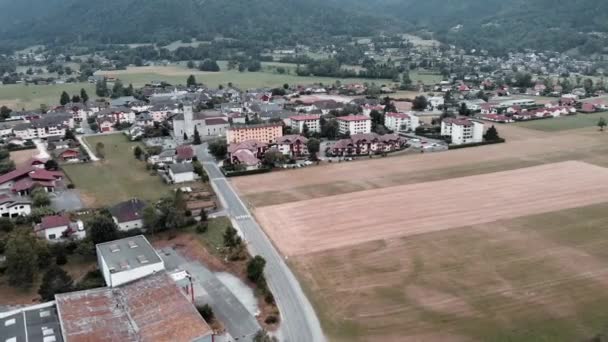 Hermoso pueblo de montaña rodeado de Alpes. Vista aérea del valle de la comuna Doussard, Francia. Fondo de montaña increíble — Vídeo de stock