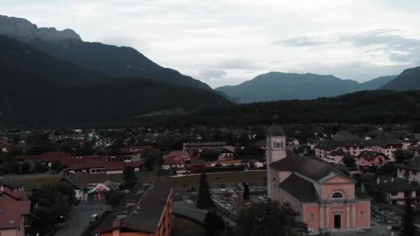 Stadhuis met huisjes in gemeente Doussard, Franse Alpen. Luchtfoto drone uitzicht op ongelooflijke bergen en vallei. Bergdorp omgeven door Alpen — Stockvideo