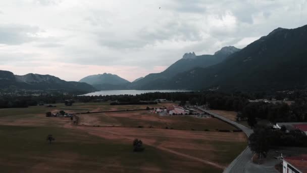 Göllü buğday tarlaları ve arka planda dağlar. Alp dağlarının hava aracı görüntüsü. Fransa, Doussard komünü Annecy Gölü — Stok video