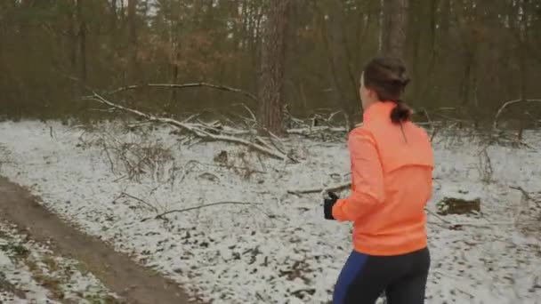 Dışarıda koşan bir kadın var. Profesyonel bayan koşucu sıkı antrenmanı ve parkta kardiyo ve güç egzersizleri yapıyor. Sportif kız kilo vermek için koşuyor ve günlük antrenman yapıyor. İz çalıştırma — Stok video