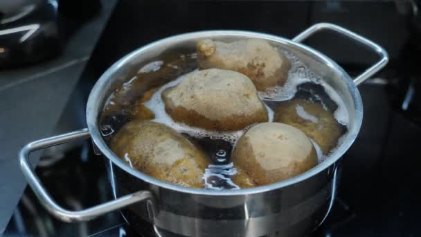 煮土豆的过程。 厨师把土豆放在锅里的炉子上烹调. 健康熟食。 聪明的厨房 蔬菜在感应电炉上的锅中烹调 — 图库视频影像