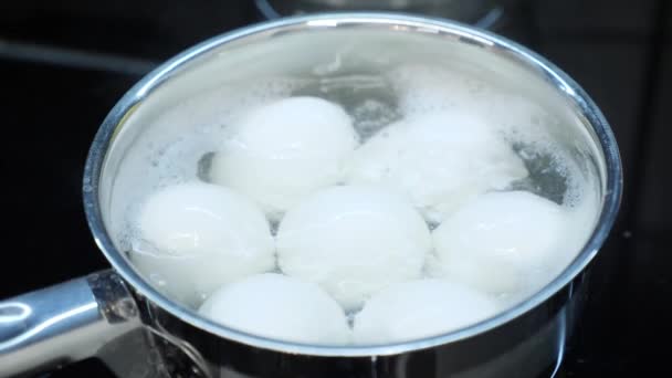 Закрыть вареные яйца в сковороде. Шеф-повар готовит яйца на умной кухне. Процесс приготовления яиц. Здоровое питание — стоковое видео