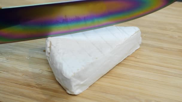 Sajtot szeletelek. Fa vágódeszkára vágott brie sajt szeletelésének folyamata. Séf szeletek sajt étterem konyha, közelről — Stock videók