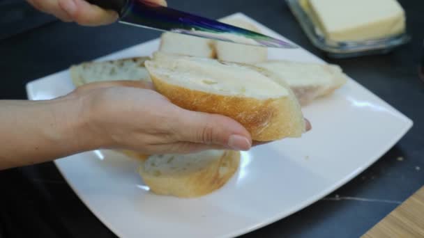 Mãos espalhando manteiga branca no pão branco. Chef esfrega margarina branca em canapés — Vídeo de Stock