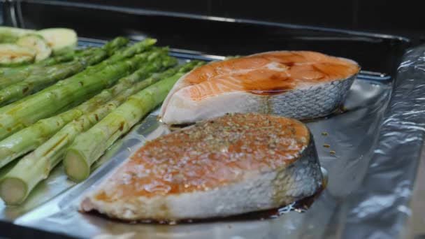 Fatias de salmão vermelho temperadas com pimenta e ervas antes de cozinhar — Vídeo de Stock