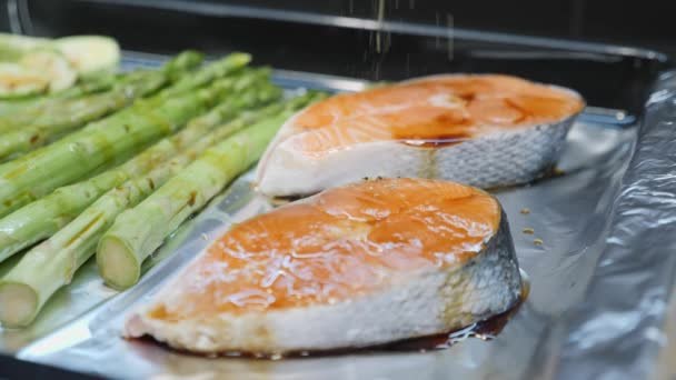 Seasoning salmon with herbs and vinegar before putting in oven — 비디오