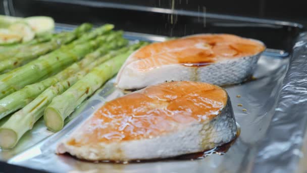 Condimentarea peștelui de somon de păstrăv roșu cu sos de soia ierburi sare și piper — Videoclip de stoc