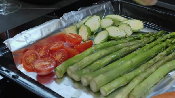 A szakács főzés előtt olívaolajat önt friss zöldségekre. — Stock videók