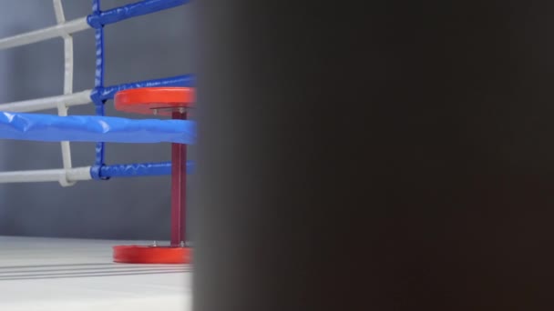 Boxerský prsten, zblízka boční pohled. Boxerská židle v rohu ringu. Sportovní koncept. Box trénink. Prázdný prsten pro boxery — Stock video