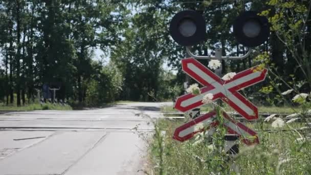 Señal de parada ferroviaria. Señal al coche para la parada. Señal de advertencia ferroviaria. Señal de tráfico. Señal de pista de advertencia — Vídeo de stock