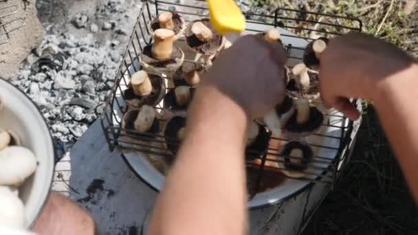 Culinária humana legumes grelhados. Chef preparando cogumelos em churrasco. Mulheres espalham legumes na grelha ao ar livre — Vídeo de Stock