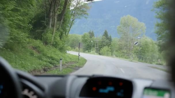 Bil rider på bergspass, inomhusutsikt från bilen. Jeep ridning i bergen. Människan rider på bil genom tallskog — Stockvideo