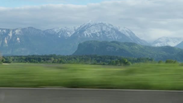 Krásné zasněžené hory z vnitřního pohledu auta. Jízda autem po švýcarských horách. Zasněžené hory pozadí — Stock video