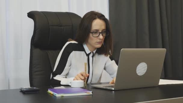Vrouw wachtend op antwoord op vacature promotie, controleert haar e-mail box op laptop in het kantoor. Jonge vrouwelijke werknemer maakt zich zorgen over fouten in haar werk. Zakenvrouw op zoek naar laptop scherm en nerveus — Stockvideo