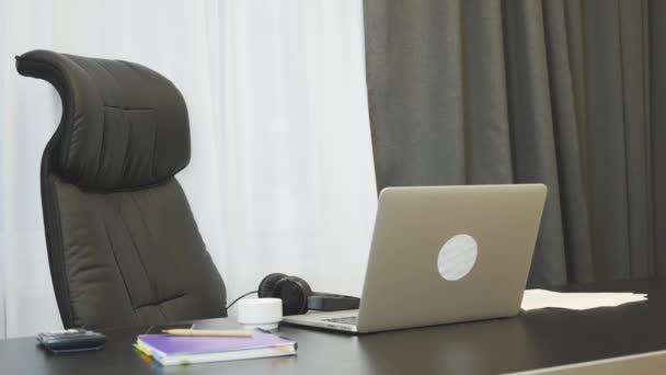 Leerer Arbeitsplatz mit Laptop und Papieren. Seitenansicht des Arbeitsplatzes im leeren Büro. Geschäftskonzept — Stockvideo