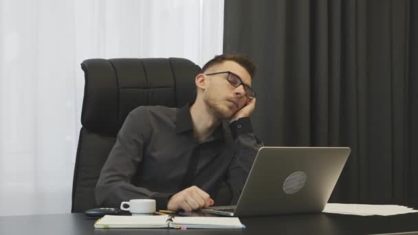 Zmęczony człowiek śpiący w biurze w miejscu pracy. Mężczyzna prawie spadł z biurka. Biznesmen przepracował w pracy i był zmęczony. Kierownik śpi w biurze. Mężczyzna obudzony przez telefon. — Wideo stockowe