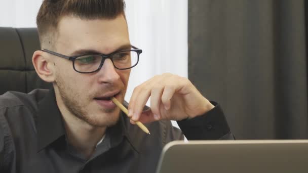 Man looking on laptop screen, close up view. Businessman in glasses working in his modern office. Portrait of male looking on computer screen. Director of company reading financial report on laptop — 비디오