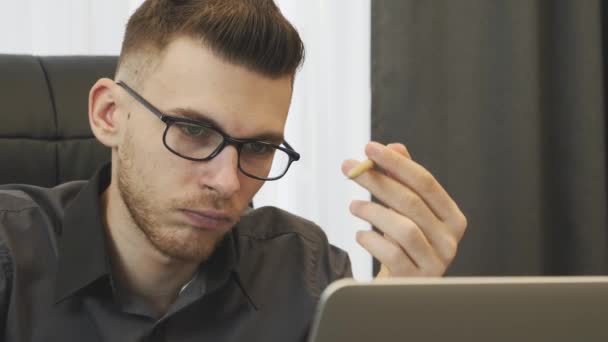 Επιχειρηματίας ψάχνει στην οθόνη του φορητού υπολογιστή, από κοντά. Πορτρέτο του ανθρώπου ανάγνωση ειδήσεων στο διαδίκτυο στην οθόνη του υπολογιστή. Άντρας σύμβουλος που εργάζεται στο χώρο εργασίας. Κοντινό πλάνο του ανθρώπου με τα γυαλιά κοιτάζοντας τον υπολογιστή — Αρχείο Βίντεο