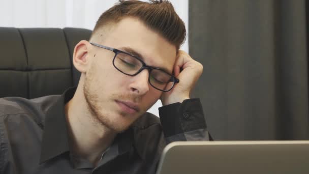 Zicht op het gezicht van een man die slaapt op het werk. Jonge mannelijke werknemer slaapt in het kantoor. Jonge makelaar adviseur moe na drukke werkdag. Portret van slapende man gezicht. — Stockvideo