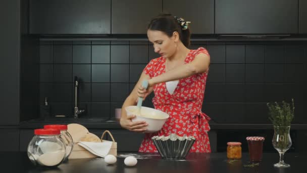 Mujer en la cocina. La hembra joven está cocinando pastel de Navidad. Cocina profesional preparando postre en cocina moderna. Madre joven cocinando, preparando masa en harina — Vídeo de stock