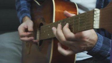 Baş akustik gitar solo yakın çekim görüntüsü. Rock şarkısı akustik solo gitar çalıyor. Solo gitar çalan parmaklar