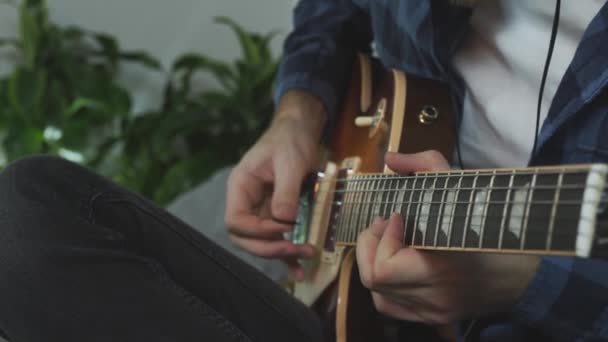 Manos masculinas tocando solo en la guitarra eléctrica. Dedos tocando en la guitarra . — Vídeo de stock