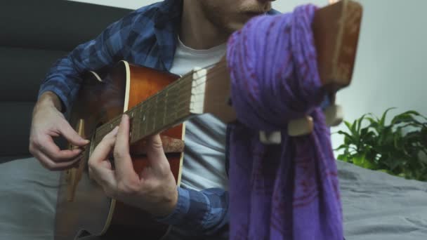 Adam akustik gitar tutuyor ve bir rock şarkısı çalmaya hazırlanıyor. Müzik aletleri konsepti — Stok video