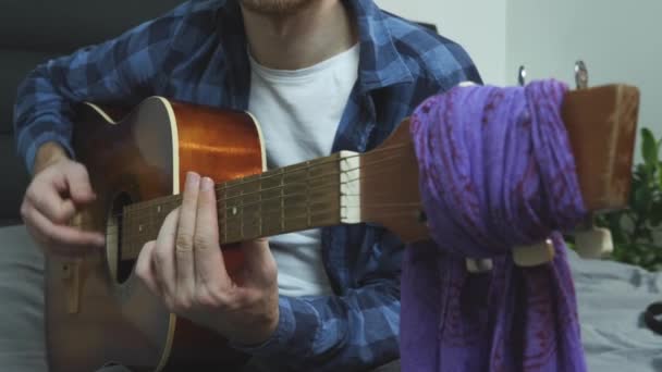 Erkek elleri akustik gitar tıngırdatarak ve akor değiştirerek funk ve caz müziği çalıyor. Müzik konsepti — Stok video