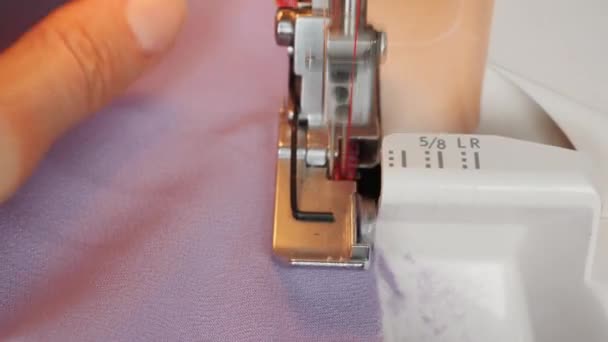 Детали работы швейной машинки. Швейная игла с ниткой, очень близко. Женские руки работают на швейной машинке. Швея создает платья в студии портного — стоковое видео