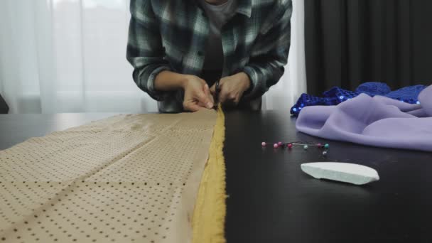 Zbliżenie nożyczek wycinających tkaniny w studiu krawieckim. Kobieta projektuje i tworzy sukienki w pracowni warsztatowej. Warsztaty z szycia tkaniny. Tworzenie i krawiectwo odzieży — Wideo stockowe
