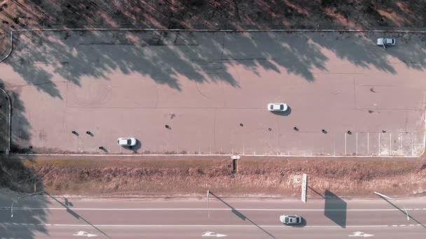 Vista superior do estacionamento com carros praticando para montar. Drone aéreo disparado de estacionamento abandonado. Drivers aprender a dirigir em carros . — Vídeo de Stock