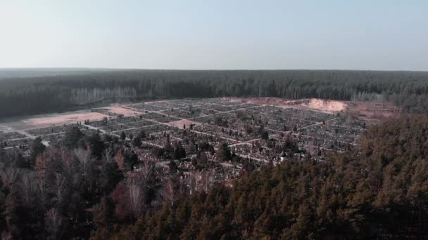 Dron letící nad hřbitovem obklopený lesem. Letecký snímek hřbitova. Horní pohled na pohřebiště. Dron letí nad místním vesnickým hřbitovem. — Stock video