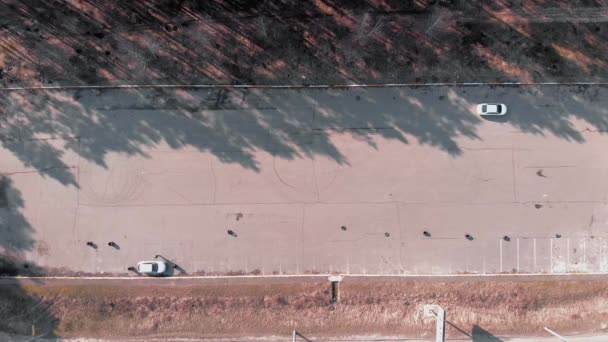 Chauffeurs leren autorijden op verlaten parkeerplaats. Luchtdrone schot van auto 's rijden op een verlaten weg — Stockvideo