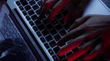 Bilgisayarın klavyesine yazı yazan bilgisayar korsanlarının ekstra yakın çekimi. Eller bilgisayar ekranında web betiği kodluyor. Erkek hackleme bilgisayarı ve şifre. Dizüstü bilgisayarda insan geliştirici programlama. Sosyal güvenlik kavramı