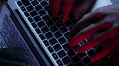 İnsan geliştirici web programı yazıyor. Bilgisayar korsanları dizüstü bilgisayarda program yapıyor. Tuşları okşarken çekilen detaylı görüntüleri kapat. Bilgisayar korsanı kodlaması ekranda. Sosyal güvenlik ve koruma kavramı