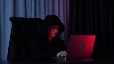 Dizüstü bilgisayardaki kadın hacker programlama ve şifre kırma. Ekranda kodlanıyor. Kadın web geliştirici bilgisayarda betik yazıyor. Bilgisayar korsanı klavyede yazıyor. Güvenlik sosyal konsepti. Yavaş çekim