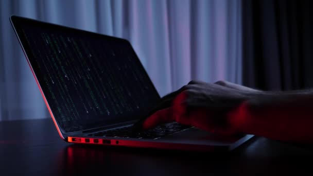 Hacker digitando sulla tastiera del computer. Chiudi il filmato dettagliato delle mani che accarezzano i tasti. Concetto di sicurezza e tecnologia. Dita maschili che digitano su una tastiera del computer. Codifica hacker sullo schermo del computer portatile — Video Stock