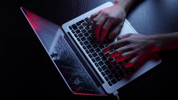 Mannelijke handen coderen op laptop scherm. Vingers programmeren op computer, ontwikkelingsweb, ontwikkelaar. Hacker typen op laptop toetsenbord. Online, virus, codering, bescherming, sociale, virale. Veiligheidsconcept — Stockvideo