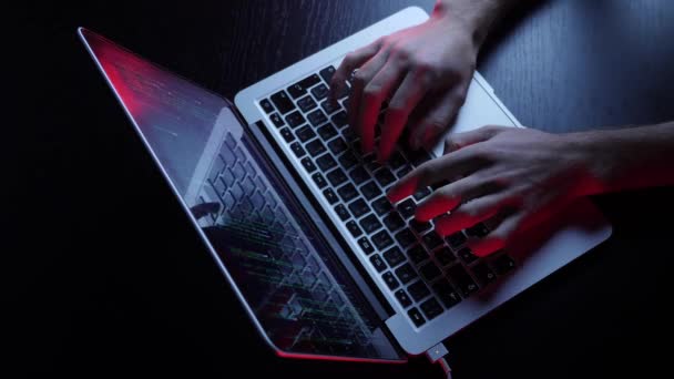 Mannelijke handen coderen op laptop scherm. Vingers programmeren op computer, ontwikkelingsweb, ontwikkelaar. Hacker typen op laptop toetsenbord. Online, virus, codering, bescherming, sociale, virale. Langzame beweging — Stockvideo