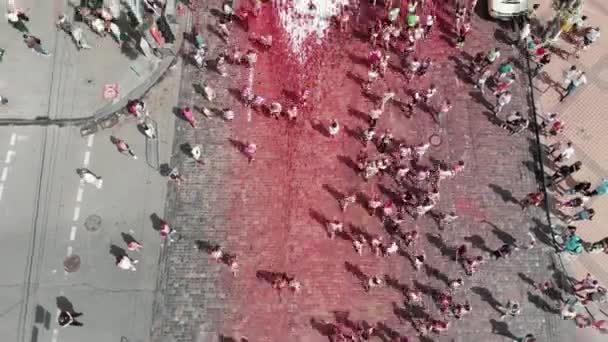 Kyiv/Ukraine - June 2, 2019 - Women and men crossing finish line at Color Run Kyiv race. Aerial drone view of arch "Turkish Airlines"with participants taking part in competition. — Stock videók