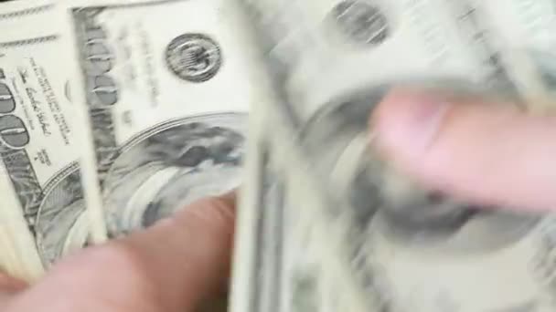 Dollarbiljetten. De man telt rekeningen van honderd dollar. Portret van George Washington op honderd dollar biljet. Begrip "financiering en betaling" — Stockvideo