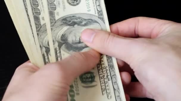 남자 손을 클로즈업하여 돈을 센다. 사람은 돈을 계산 한다. 돈 계산. 현금 지불. 미국의 화폐 환전입니다. 금융 및 돈 지불 개념 — 비디오