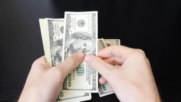 Honderd dollar papiergeld op het bureau. Man telt geld contant. Sluiten van Amerikaanse dollarbiljetten. Dollars in de hand. Amerikaanse valutawissel in bank — Stockvideo