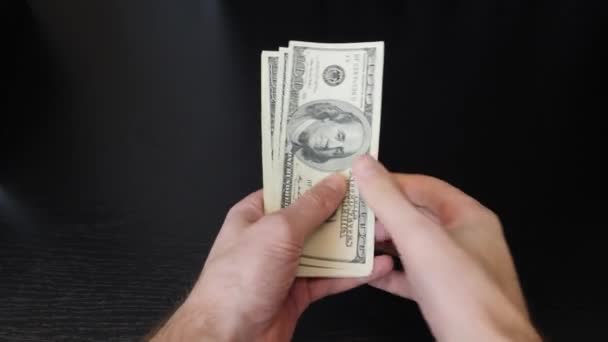 Muž držící hromadu amerických stodolarových bankovek. Muži počítají peníze v hotovosti, zblízka. Ruce počítají dolary. Portrét George Washingtona na sto dolarech — Stock video
