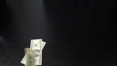 Amerikan 100 dolarlık banknotlar ofis masasına yığıldı. Düşen dolar banknotları. Dolar banknotları ofis masasına düşüyor. Finans ve para ödeme kavramı