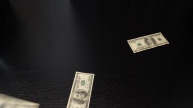 Dolar banknotları düşüyor. Düşen dolar banknotları. Yüz dolarlık banknotlar ofis masasına yığıldı. Başarı konsepti. Para ve finans kavramı