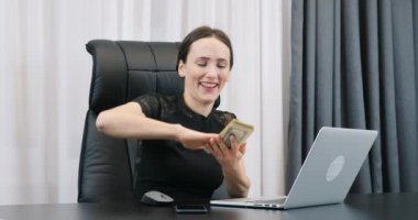 Kadın dolarlar saçıyor. Parayı dağıtın. İş kadını para saçıyor. Paralı zengin bir kadın. Patroniçe para saçıyor. Finans ve başarı iş konsepti