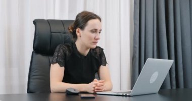 Para yığını bir kadını uçurur. Ofis masasında dizüstü bilgisayarlı bir kadın oturuyor. Başarı iş konsepti