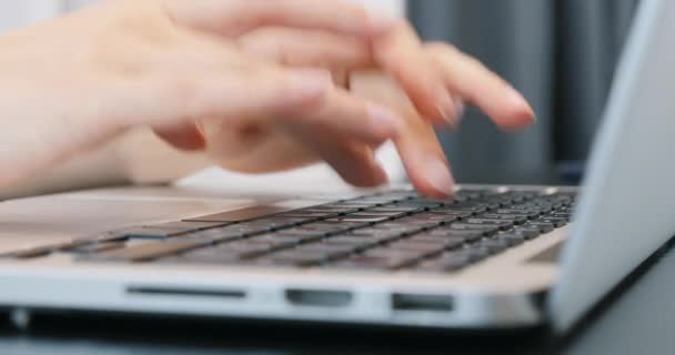 Dedos digitando no teclado, extra de perto. Mãos de mulher caucasiana jovem digitando no teclado do laptop — Vídeo de Stock